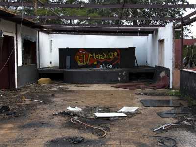 ...sul lato opposto si staglia invece un palco alto un metro e mezzo con sopra una gigantografia del nome della discoteca